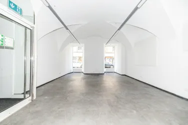 PROV. FREI ZENTRALES GESCHÄFTSLOKAL I HOHE PASSANTENFREQUENZ I KLIMATISIERT &amp; LICHTDURCHFLUTET I BESTLAGE I MODERN SANIERT I PROJEKT WOHNEN I