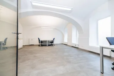 PROVISIONSFREI I TOP LAGE I PARKPLATZ I STARK FREQUENTIERTE LAGE I AUSLAGE I NEU SANIERT Í MODERNE GEWERBEIMMOBILIE I AB SOFORT VERFÜGBAR I