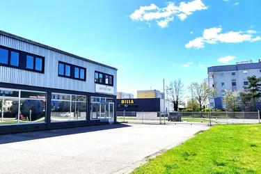 Betriebsliegenschaft-Lagerhalle mit Büro und Schauraum in zentraler Lage