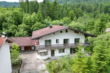 Großzügiges Wohnhaus mit viel Entwicklungspotential zu verkaufen!