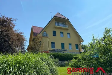 Attraktive und charmante Dreizimmer-Dachgeschoßwohnung mit herrlichem Seeblick