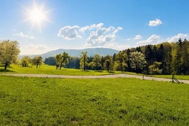Ruhig gelegenes Baugrundstück mit 648 m² in Garsten (Saaß) – aufgeschlossen &amp; mit Fernblick