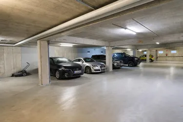Tiefgaragenstellplatz in Linz mit optionaler E-Ladestation – sicher parken oder clever investieren