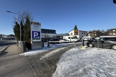 Parkplatz mit Wallbox-Lademöglichkeit für E-Autos in zentraler Lage
