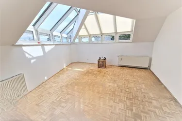 HELLE DACHGESCHOSS-MAISONETTE in bester Stammersdorfer RUHELAGE beim MARCHFELDKANAL!