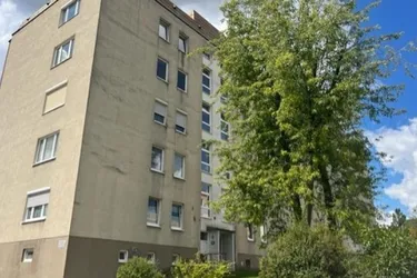 Expose Sanierungsbedürftige Wohnung mit Loggia und Lift