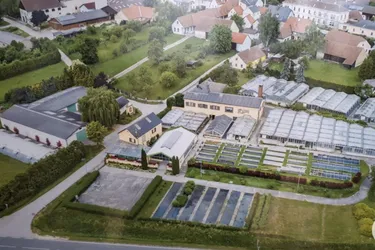 Das etwas größere Anwesen mit Wohngebäuden, Hallen und Garagen