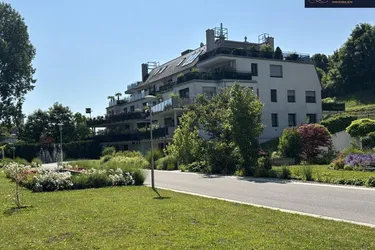 Moderne Dachgeschosswohnung in eigener Parkanlage und Schwimmteich