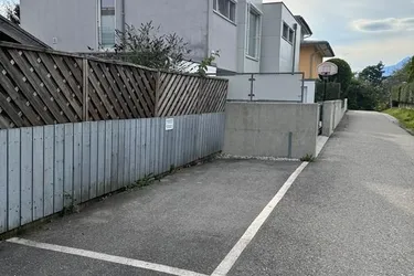 AUTOABSTELLPLATZ IM FREIEN 