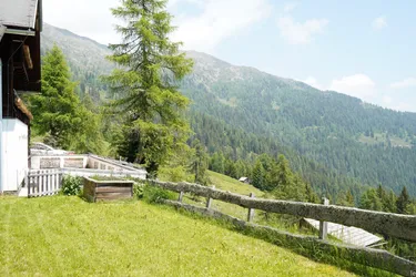 Idyllisches Berghaus in Kärnten: 10 Zimmer, Garten, Balkon &amp; Kamin – Ihr Rückzugsort.