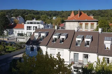NEUSSTIFT AM WALDE! WOHNEN IN WUNDERSCHÖNER GRÜNLAGE MIT TRAUMHAFT SCHÖNEM AUSBLICK ÜBER DIE NEUSTIFTER WEINBERGE! SINGLEEIGENTUM IN TOPZUSTAND!