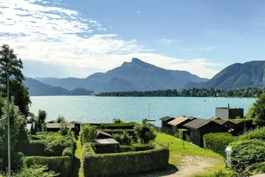 Stilvolle Dachgeschosswohnung in Mondsee: Erstbezug, Balkon &amp; Luxus-Ausstattung!