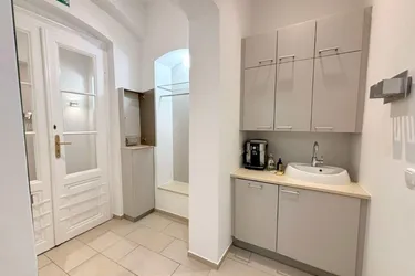 Provisionsfrei für den Mieter! Klimatisiertes 70m² EG-Büro, 60m² Hof-Terrasse!