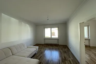 NEU SANIERTE 2,5-ZIMMER-WOHNUNG IN WEIDEN AM SEE - VORGARTEN - RUHELAGE!