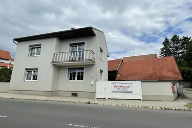 EINFAMILIENHAUS MIT NEBENGEBÄUDE UND SCHEUNE/GARAGE!