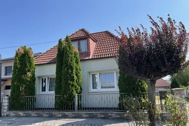 CHARMANTES EINFAMILIEN-HAUS MIT GROSSEM GARTEN - RUHELAGE!