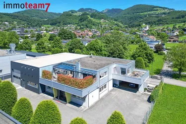 Betriebsgebäude mit Halle, Büro und eleganter Penthousewohnung