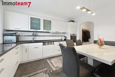 Modernisierte Familienwohnung mit Südbalkon