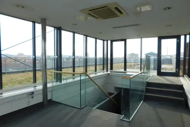 Zentrales 11-Zimmer-Büro mit großer Dachterrasse