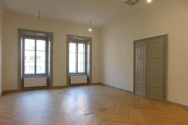 Schön saniertes Büro im Palais