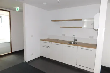 Zentrales Büro mit 9 hellen Räumen