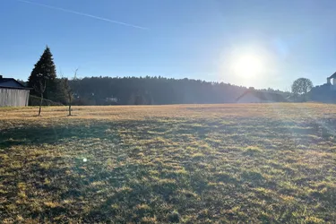 Sonniger Baugrund mit Fernblick