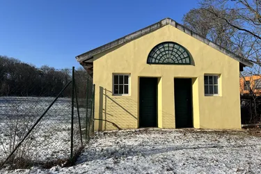 GROSSES GRÜNLAND GRUNDSTÜCK MIT BESTANDSHAUS - ANLAGE