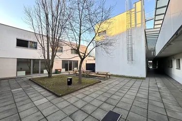 PROVISIONSFREI - 2 ZIMMER WOHNUNG MIT DIV. NEBENRÄUMEN