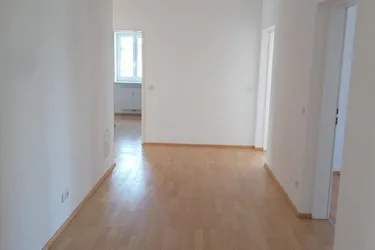 Sonnige, großzügige 3-Zimmer-Wohnung mit überdachtem Balkon und möblierter Küche in zentraler Lage in Ried