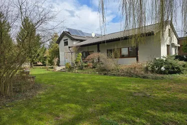 Große Liegenschaft mit Haus und parkähnlichem Garten 