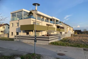 Family-Feeling trifft Wohnkomfort! Neuwertig, modern, familienfreundliche Gartenwohnung mit Pool zum Verlieben!