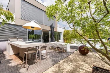 Moderne High-End-Villa mit direktem Seezugang