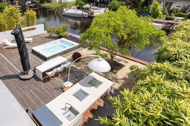 Moderne High-End-Villa mit direktem Seezugang