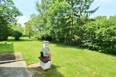 HERRENHAUS MIT TRAUMHAFTEN GARTEN