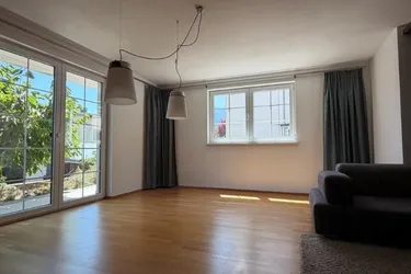 schön ausgestattete 3 Zimmerwohnung mit großer SW-Terrasse, Eigengarten und 2xTG-Platz in Ibk/Kranebitten 