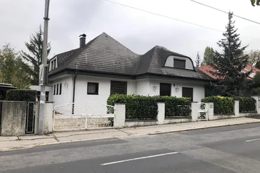 Geräumiges Wohnhaus, viele Zimmer, auch als Büroobjekt oder Praxis nutzbar!