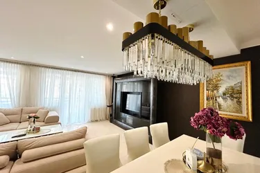 Prachtvolle 4 Zimmer Wohnung mit verglaster Loggia und großzügigen Wohnbereich!