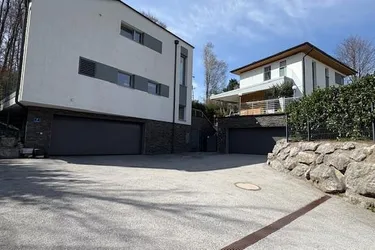 Modernes Ensemble (2 Villen - eine mit Lift) ideal für Mehrgenerationenfamilie in selten schöner Lage - Stadtrand Süd