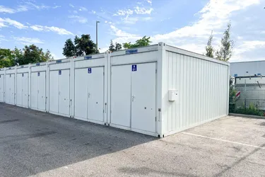 Lagercontainer im Industriegebiet Perfektastraße