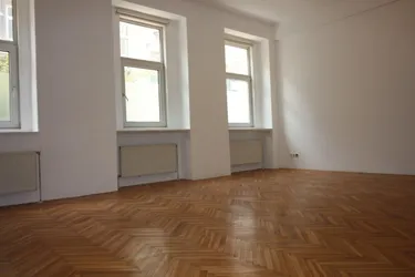 ALTBAUFLAIR: Helle EG-Wohnung mit Gartenbenützung