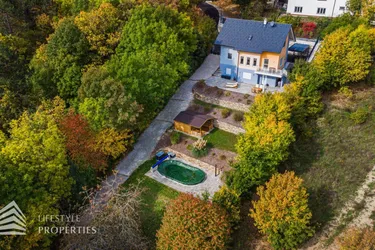 Expose Modernes, möbliertes Einfamilienhaus mit Garten und Pool in Ruhelage