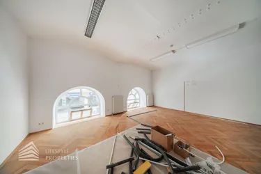 Geräumiges 5-Zimmer Altbau Büro in Toplage