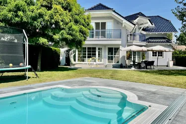 Charmante Einfamilien-Villa mit Pool in idyllischer Ruhelage