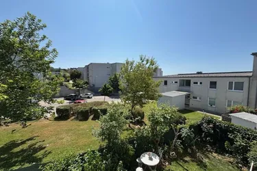 Wohnen mit Weitblick – neuwertige 3-Zimmer-Wohnung mit Loggia &amp; Garage
