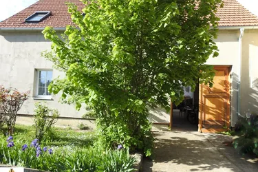 Schönes, großes Mehrfamilienhaus mit uneinsichtigem Arkadeninnenhof, Terrasse und großem Garten in Schalladorf! Nähe Wullersdorf und Hollabrunn! Für Bauträger oder betreutes Wohnen sowie als Pension oder Renditeobjekt interessant!