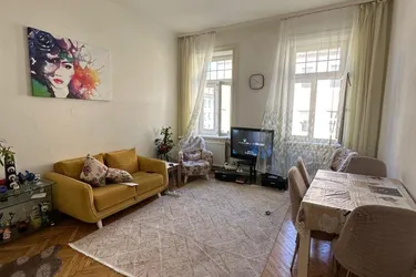 Top-Lage! Charmante helle 2 Zimmer im Altbau