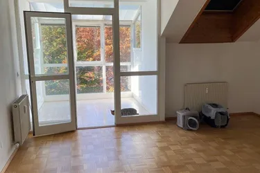 Helle 3‑Zimmer-Wohnung mit Loggia / Wintergarten in ruhiger Lage von Attnang‑Puchheim! Privater Parkplatz und Keller vorhanden!