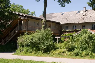 ANWESEN MIT MONTEURWOHNUNGEN und ca. 1 HA WIESE in ÜBERACKERN