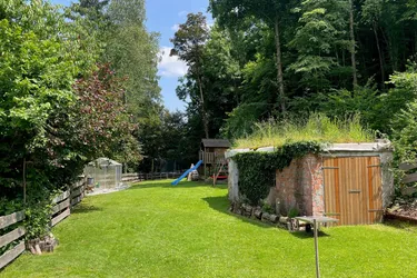 Ein Paradies für Ihre Kinder! PERFEKT RENOV. WOHNHAUS mit ca. 3.000 m² GRUND in ÜBERACKERN