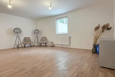 Kernsaniertes Büro mit Gemeinschaftsgarten – KFZ Stellplatz - inkl. Küche - 2 Zimmer